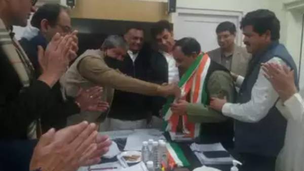 காங்கிரஸில் இணைந்தார் காங்கிரஸில் இணைந்தார்