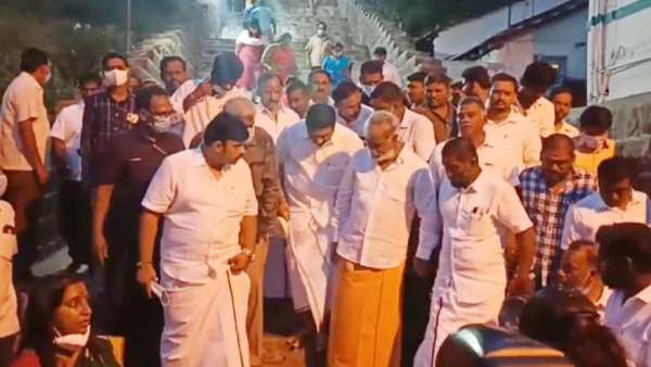 நகைகளை உருக்கும் பணி நகைகளை உருக்கும் பணி