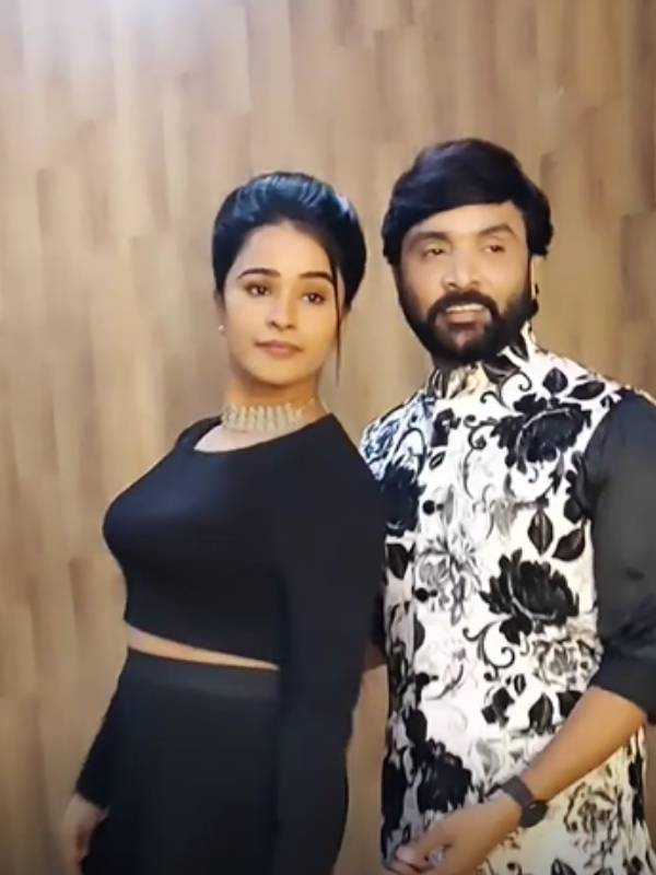 பின்னணியில் பாடல் வரிகள்