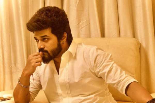 ரசிகைகளின் செயல்