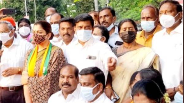 ஆர்ப்பாட்டத்தில் குஷ்பு 