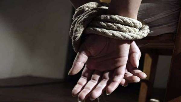 அடித்து உதைத்த பெற்றோர் அடித்து உதைத்த பெற்றோர்