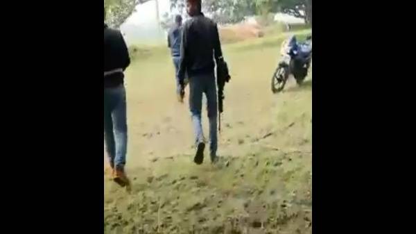 துப்பாக்கியால் சுட்டார் துப்பாக்கியால் சுட்டார்