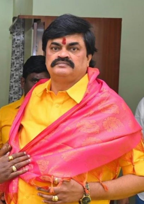 காவி வேட்டி டீசர்ட்டில் ராஜேந்திர பாலாஜி 