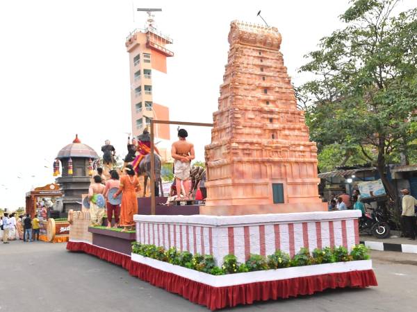 சிலைகள் அடங்கிய ஊர்வலம் சிலைகள் அடங்கிய ஊர்வலம்