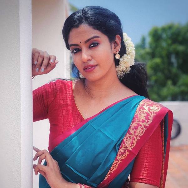 நெட்டிசன்களால் பிரபலம்