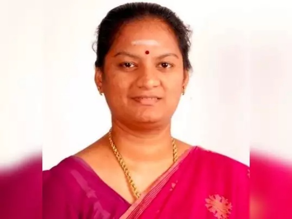 வீட்டு படுக்கை அறையில்.. 