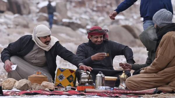  டீ போட்டு குடிக்கும் மக்கள்