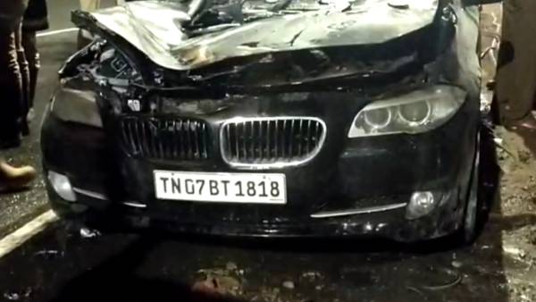 கார் முழுவதும் சேதம்