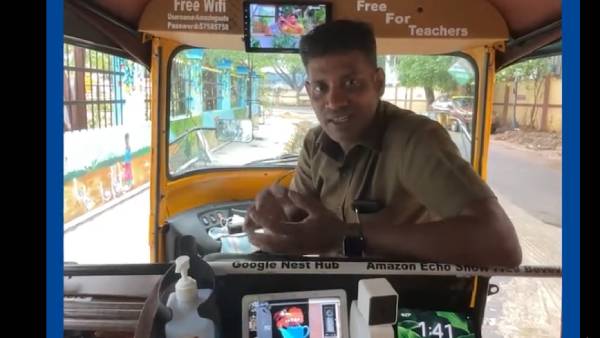 ஸ்னாக்ஸ் கொடுக்கிறார் 