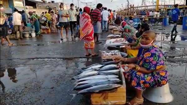 மக்கள் கூடுவதை தடுக்க வேண்டும் 