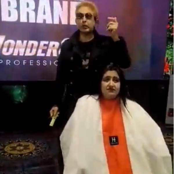 மன்னிப்பு கேட்டார் 