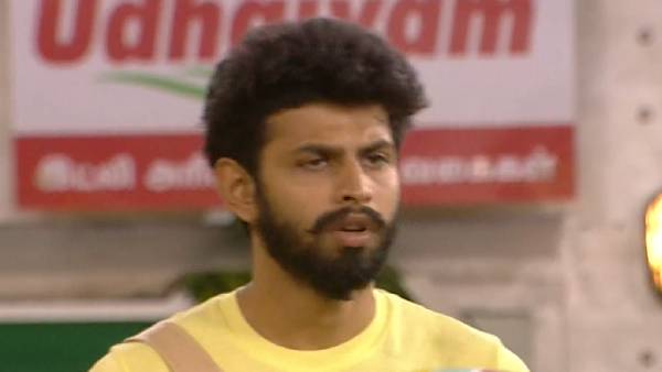 கேப்ஷனில் கலக்கிய வருண்