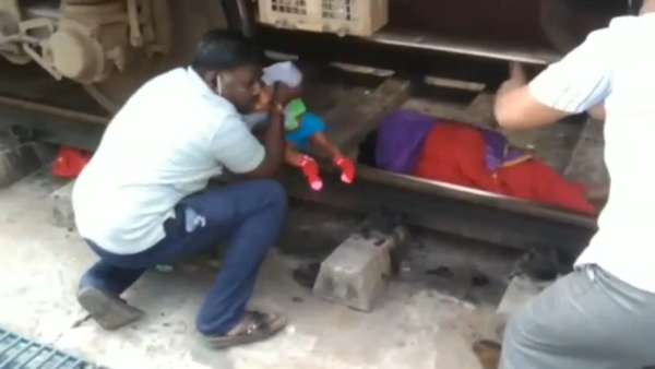 தண்டவாளத்தில் விழுந்த பெண் 