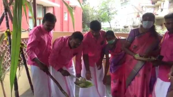 வேட்டி, சேலையில் போலீசார் 