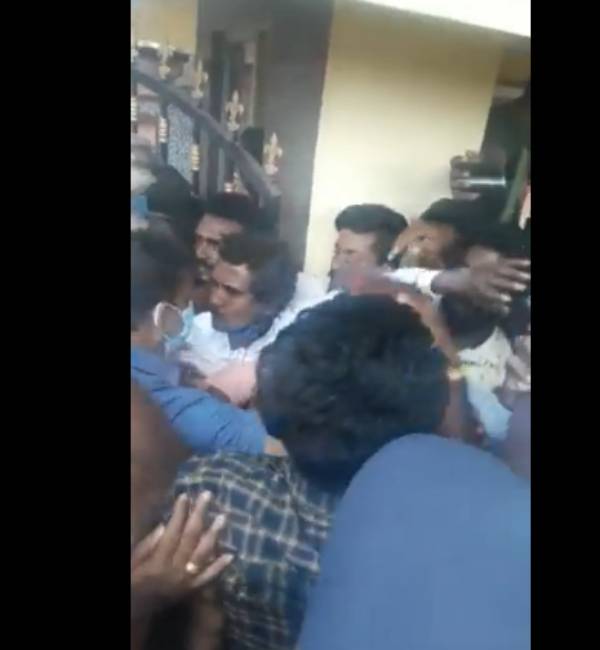 தள்ளுமுள்ளு 