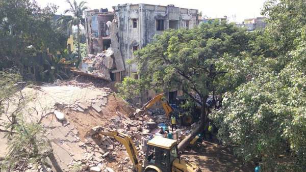 காப்பாற்றினார் காப்பாற்றினார்