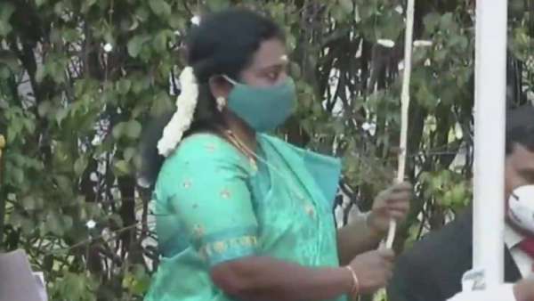 தேசிய கொடி ஏற்றும் ஆளுநர் 