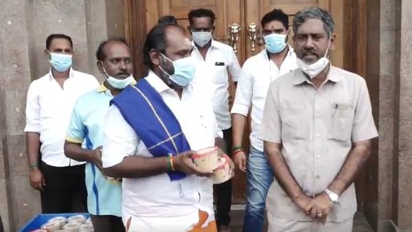 அரசு உதவியாளர்கள் அரசு உதவியாளர்கள்