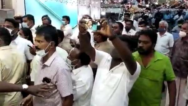 போலீஸ் முன்னிலையில் தாக்குதல் 