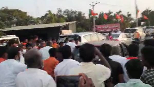 மன்னிப்பு கேட்ட இளைஞர்கள் 