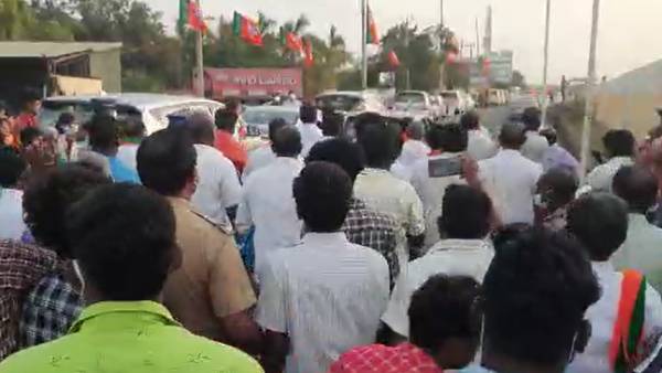 தாக்கிய தொண்டர்கள் 