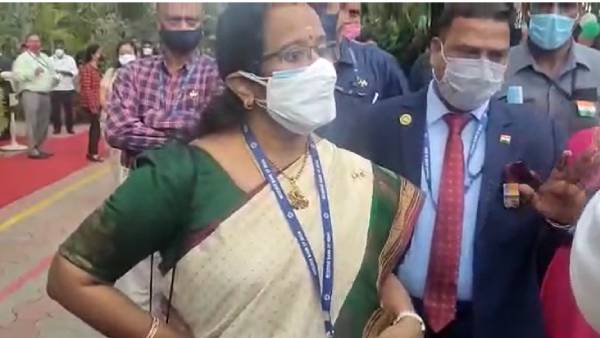 இருக்கையில் அமர்ந்த அதிகாரிகள் 