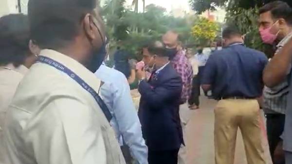 ஆர்பிஐ வங்கி அதிகாரிகள் மீது புகார் 