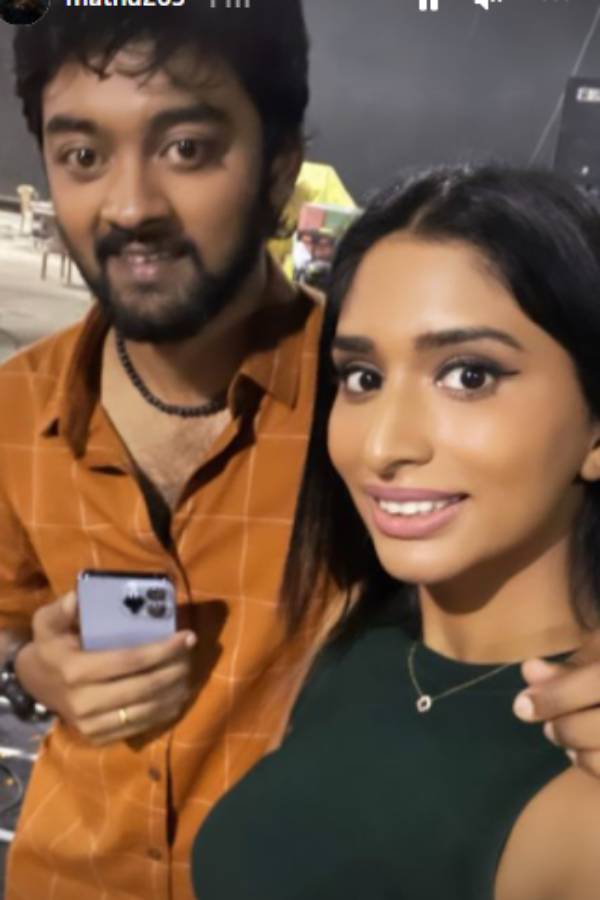 ரசிகர்களுக்கு மகிழ்ச்சியான நிகழ்ச்சி ரசிகர்களுக்கு மகிழ்ச்சியான நிகழ்ச்சி