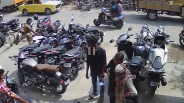 புல்லட்டை ஓட்டி பார்க்க விரும்பிய ஜோடி 