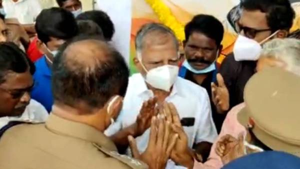 போலீசாருடன் வாக்குவாதம் போலீசாருடன் வாக்குவாதம்