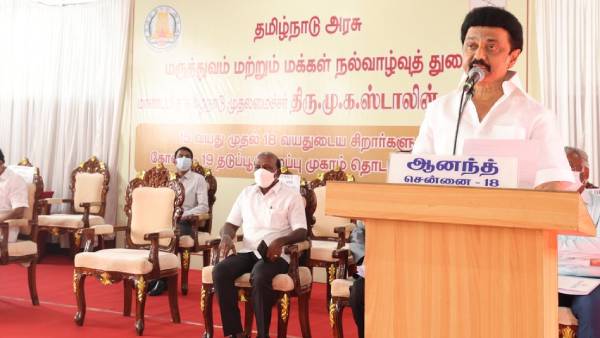 பள்ளிக்கு சென்று தடுப்பூசி 