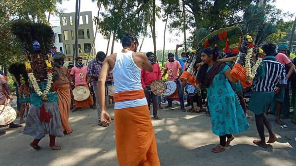 காவடி சுமந்த பக்தர்கள் 
