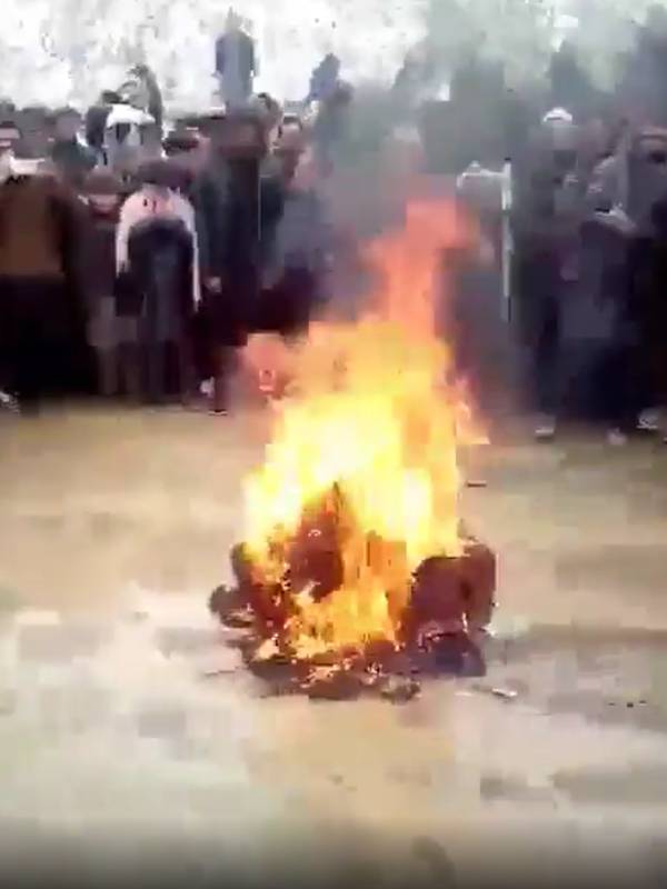  இசைக்கருவியை எரித்தனர் 