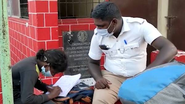  ஆசிரியராக மாறிய டிராபிக் போலீஸ்