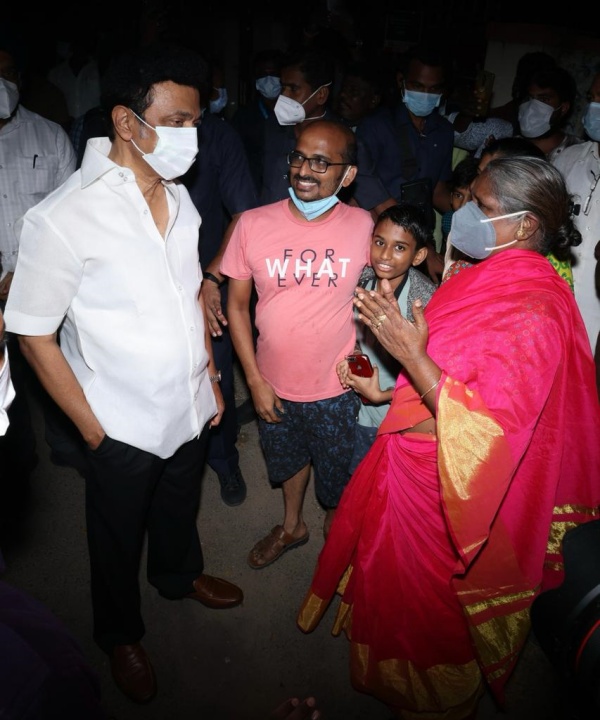 சேதமடைந்த சாலைகள்