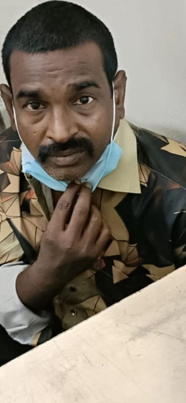  தொப்பி அணிந்த மர்ம நபர்