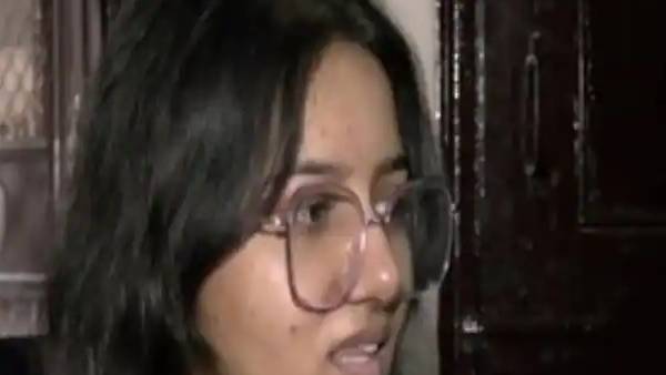  சேலை அணிந்து வந்த பெண்