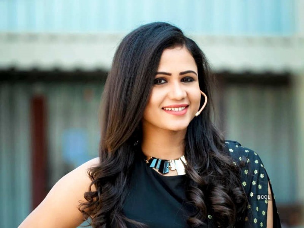 தொகுப்பாளராக அறிமுகம்