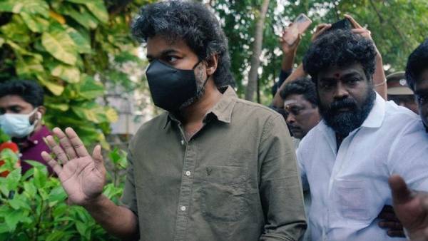 சைக்கிளில் வந்த விஜய் 