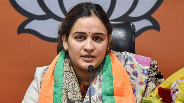  அபர்ணா யாதவ் 