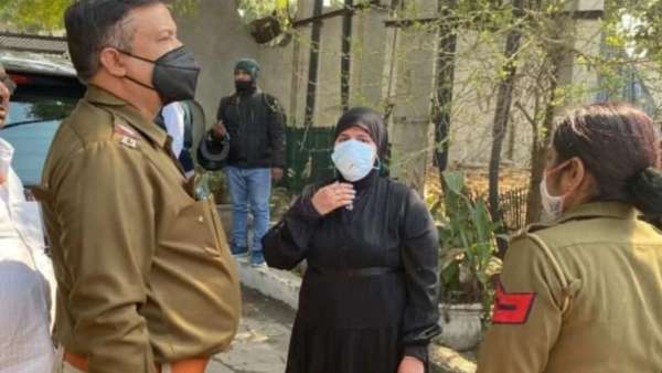 இளம்பெண்