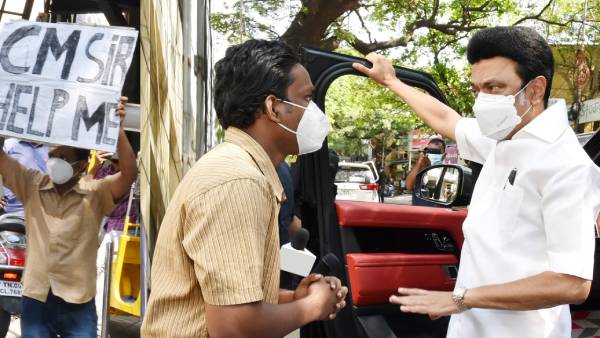 காரை நிறுத்தினார் காரை நிறுத்தினார்