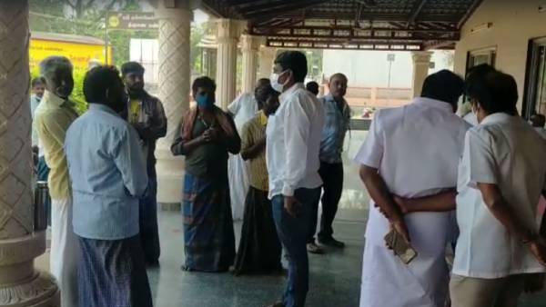 பின்னணியில் செந்தில் பாலஜி 