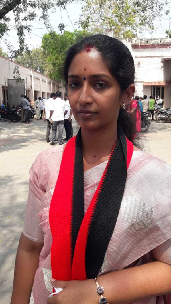 தனிப்பெரும்பான்மையுடன் 