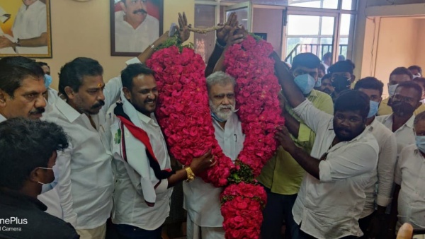 கூண்டோடு விலகல் 