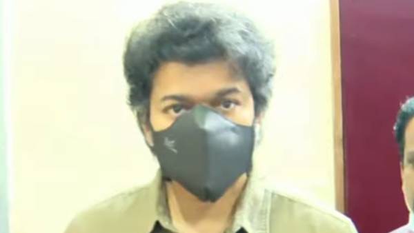 விஜயின் சிவப்பு கார் 