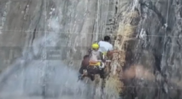 மலையில் சிக்கிய இளைஞர் 