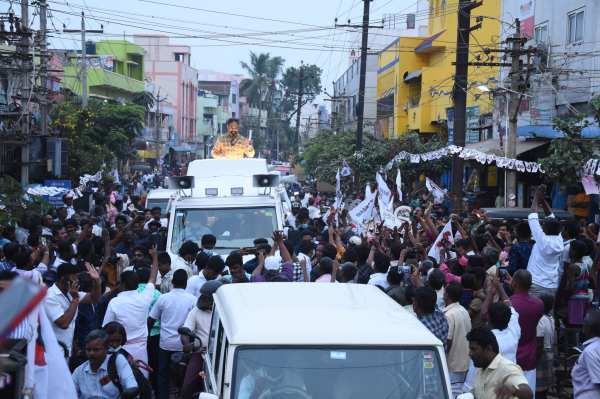  போர்க்களம் போலிருக்கிறதே மதுரை 
