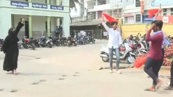 கையை உயர்த்தி கோஷம் 